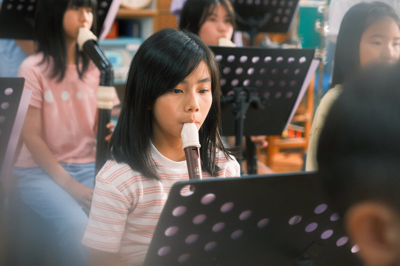 由劉容辰飾演的女孩在兒少短片「你吹Do，我吹Si」中，透過直笛吹奏，呈現兒童面對挑戰與成長的過程。（劇組提供）中央社記者林尚縈柏林傳真　115年2月23日