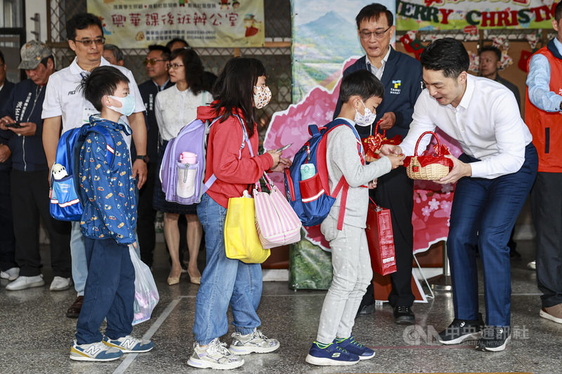 台北市長蔣萬安（前右）23日上午來到文山區興華國小參加開學日活動，發送小禮物祝福學童新學期一切順利。中央社記者鄭清元攝　115年2月23日