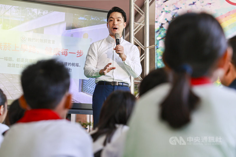 台北市長蔣萬安（中）23日上午來到文山區興華國小參加開學日活動，致詞歡迎學童展開新的學期，並宣導無菸政策，呼籲打造健康校園環境。中央社記者鄭清元攝　115年2月23日
