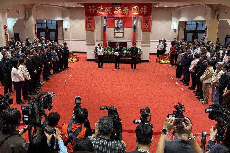 行政院23日舉行新春團拜，院長卓榮泰（後中）、副院長鄭麗君（後左）及祕書長張惇涵（後右）皆出席，卓榮泰致詞回顧114年經濟成長率8.63%的亮眼成績，並強調未來挑戰會更艱鉅。中央社記者徐肇昌攝　115年2月23日