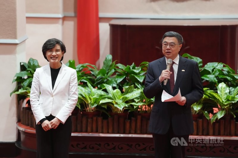 美國關稅出現變局，行政院長卓榮泰（右）23日出席政院新春團拜致詞表示，目前階段性結論為爭取美國關稅變化不改變台美已簽署的台美投資備忘錄（MOU）以及232最惠國待遇，政府也將盡速與美方確認後續程序與動作；後續談判團隊將加足馬力，全速進行各種必要工作。左為行政院副院長鄭麗君。中央社記者徐肇昌攝　115年2月23日