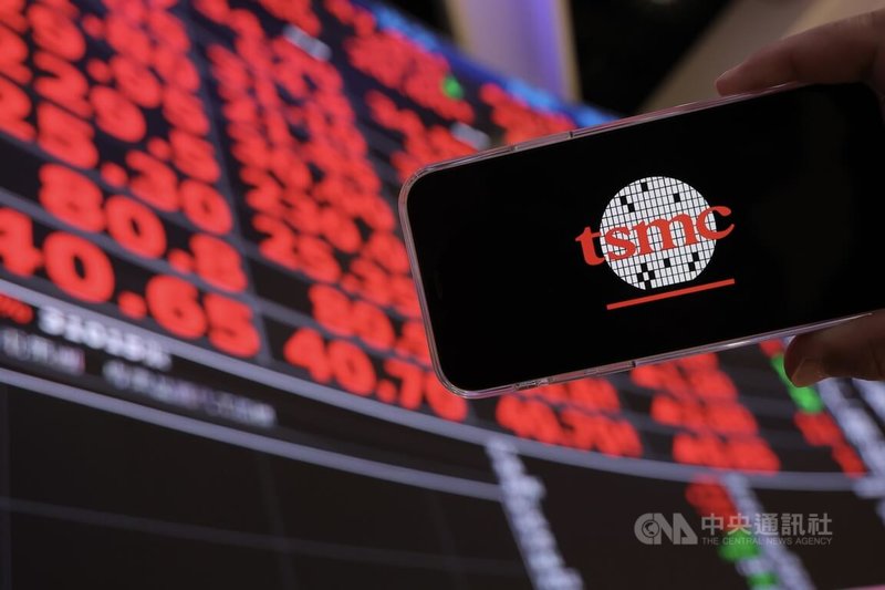 台北股市23日馬年開紅盤,晶圓代工廠台積電開低震盪走高,盤中攀高至1935元,創下新天價,市值突破新台幣50兆元關卡。中央社記者翁睿坤攝 115年2月23日