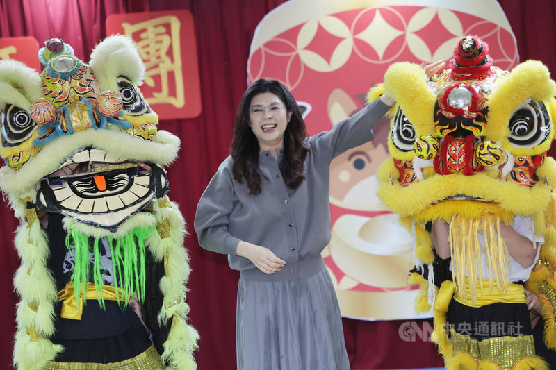 中國國民黨23日在中央黨部舉辦新春團拜，國民黨主席鄭麗文（圖）邀請舞獅表演，並在致詞時表示，國民黨已就戰鬥位置，年底要全面大贏。中央社記者裴禛攝　115年2月23日