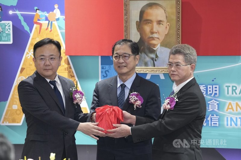 廉政署23日舉行新卸任署長交接暨宣誓典禮，由法務部長鄭銘謙（中）監交，卸任署長馮成（左）將印信交給新任署長謝名冠（右）。中央社記者徐肇昌攝　115年2月23日