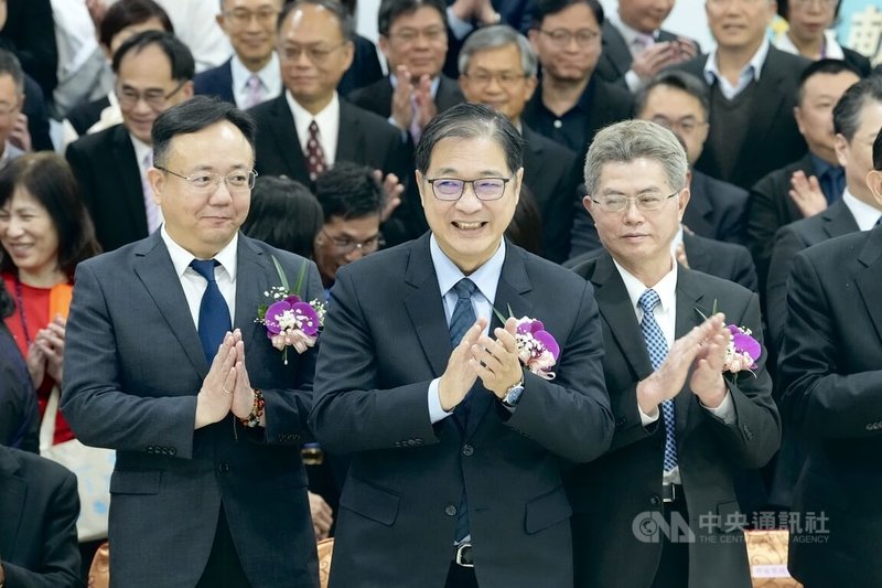 廉政署23日舉行新卸任署長交接暨宣誓典禮,法務部長鄭銘謙(前中)出席監交,與卸任署長馮成(前左)、新任署長謝名冠(前右)等人合影後鼓掌致意。中央社記者徐肇昌攝 115年2月23日