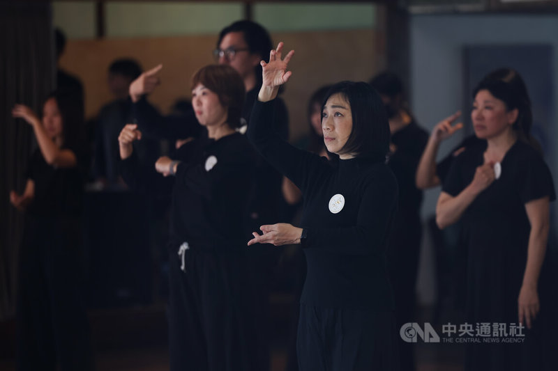 鄭南榕基金會與蔡瑞月文化基金會發起「228.0紀念行動」,今年由台灣基督長老教會總會、台灣親子共學教育促進會等多個團體共同參與,23日在台北舉行行前記者會,以手語詩、行動劇與宣言朗讀發聲。中央社記者吳家昇攝 115年2月23日