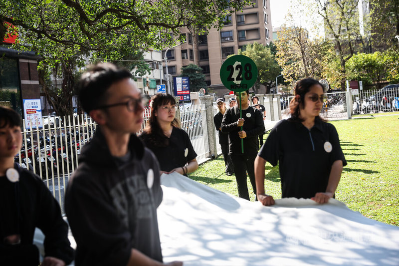 鄭南榕基金會與蔡瑞月文化基金會發起「228.0紀念行動」,今年以「記憶相依,抵抗侵奪」為主題,23日在台北舉行行前記者會,隊伍身著黑衣,拉起象徵哀悼與紀念的白布進場。中央社記者吳家昇攝 115年2月23日