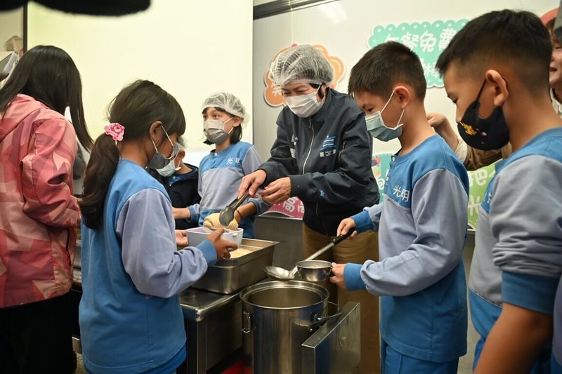 台東縣政府自114學年度第2學期起，實施「全縣公立國中小學生營養午餐全面免費」。開學首日，縣長饒慶鈴（中）23日至光明國小視察表示將持續把關食材。（台東縣政府提供）中央社記者李先鳳傳真　115年2月23日