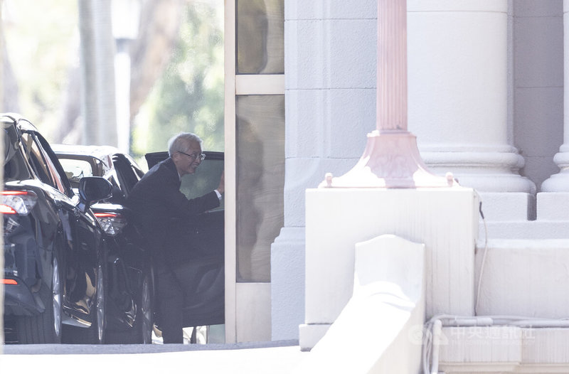 總統賴清德23日上午邀集五院院長在總統府舉行新春茶敘,圖為司法院代理院長謝銘洋乘車抵達總統府。中央社記者趙世勳攝 115年2月23日