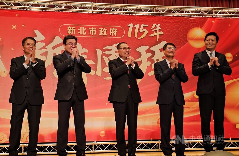 新北市政府23日舉辦新春團拜，市長侯友宜（左3）率副市長劉和然（左2）、朱惕之（右）、陳純敬（右2）等人向市府員工賀年，現場洋溢熱鬧氣氛。中央社記者王鴻國攝　115年2月23日