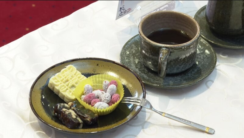 總統賴清德23日與五院院長新春茶敘，備有年節氣氛的生仁糖、棗泥核桃、綠豆冰糕搭配金桔茶。（總統府提供）