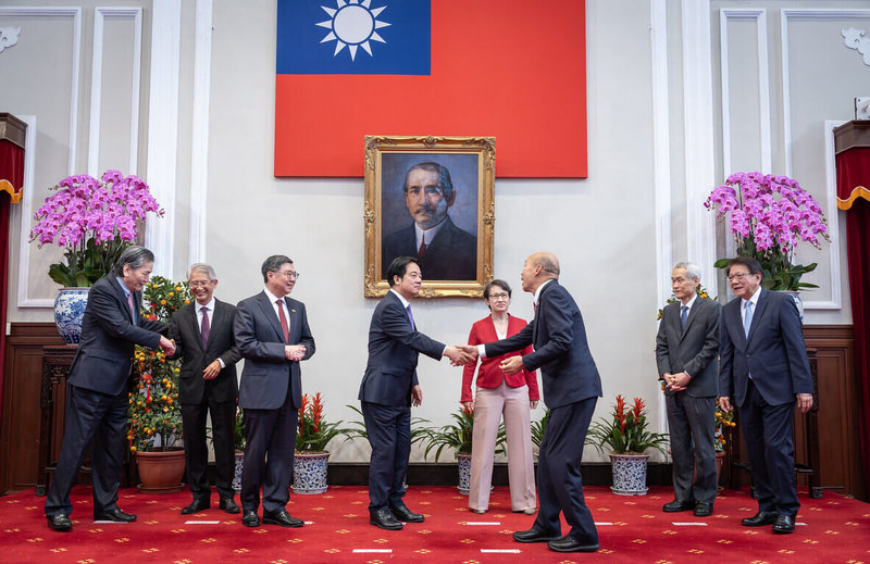 總統賴清德(左4)23日上午與與五院院長茶敘,圖為賴總統與立法院長韓國瑜(右3)握手。(總統府提供)中央社記者葉素萍傳真 115年2月23日