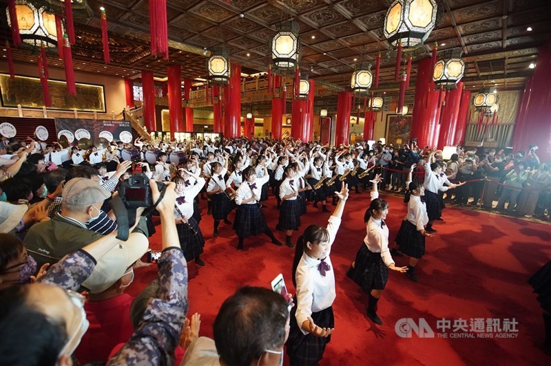 擁有「橘色惡魔」之稱的日本京 都橘高校吹奏部學生曾在2022年訪台並於圓山大飯店快閃，當年參與的26名學生在2026年3月也將重返圓山大飯店演出。（中央社檔案照片）