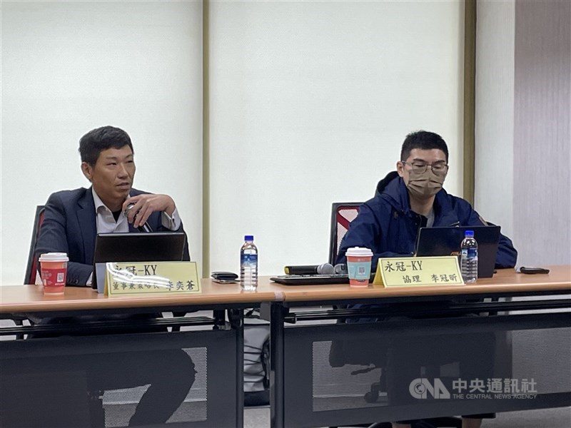 圖為永冠-KY於2025年12月舉行法人說明會，策略長李奕蒼（左）預估，2026年出貨量估超過20萬噸。 （中央社檔案照片）