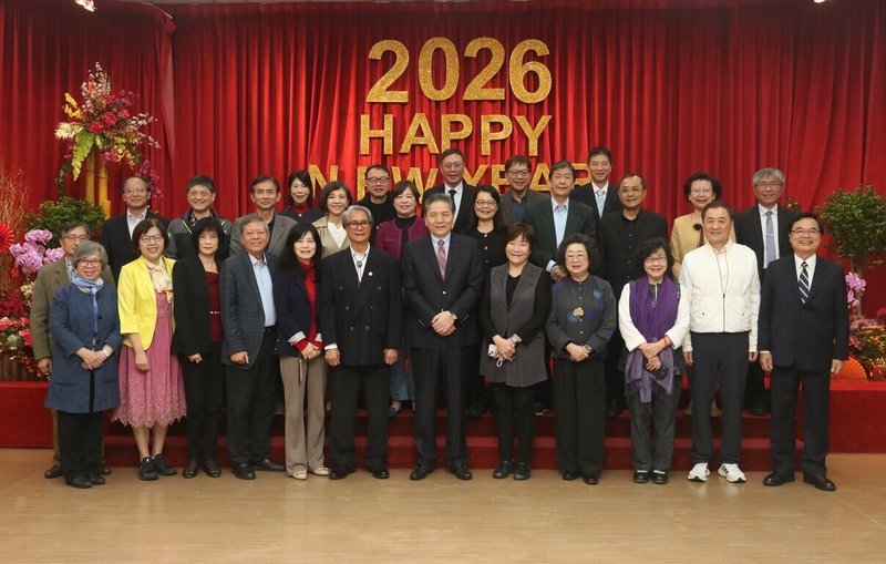 監察院23日舉行2026年新春團拜，由監察院代理院長李鴻鈞（前右6）率監察委員、秘書長、副秘書長、審計部審計長、副審計長等人互道新春祝福。（監察院提供）中央社記者高華謙傳真　115年2月23日