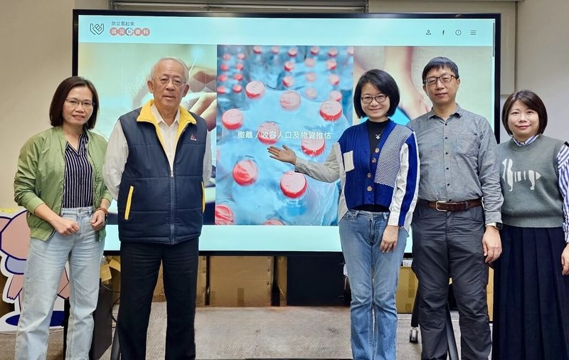 國科會所屬國家災害防救科技中心建置的「具包容性的撤離與收容評估系統」，獲得2026年聯合國支持的「無障礙計畫」獎。國家災害防救科技中心主任陳宏宇（左2）、體系與社經組組長李香潔（左3）等人合影。（國科會提供）中央社記者趙敏雅傳真　115年2月23日