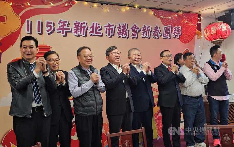 新北市長侯友宜(左6)23日參與新北市議會新春團拜,議長蔣根煌(左5)、副議長陳鴻源(左4)等人,一同向議員及議會同仁賀年,盼持續府會和諧。中央社記者王鴻國攝 115年2月23日