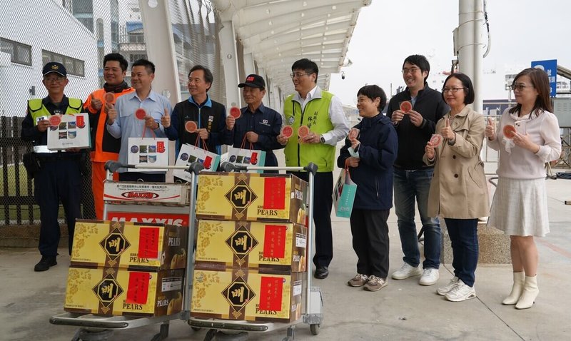 農曆春節連假今年長達9天,台澎空中交通整體疏運作業順利,澎湖縣副縣長林皆興(右5)23日分赴澎湖機場、馬公港務大樓,慰勞年節堅守海空崗位相關單位人員。(澎湖縣政府提供)中央社 115年2月23日