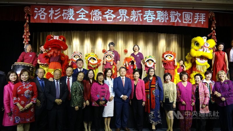 駐洛杉磯台北經濟文化辦事處22日舉行新春團拜，聯邦眾議員趙美心（Judy Chu）（右7）等民選官員出席。中央社記者林宏翰洛杉磯攝　115年2月23日