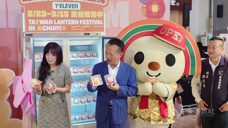 嘉義縣長翁章梁(右2)23日為「台灣燈會聯名水果盒」開箱,即日起7-ELEVEN門市推出嘉義優鮮品牌「蜜香木瓜切片」與「玉女小番茄盒」水果盒。中央社記者蔡智明攝 115年2月23日