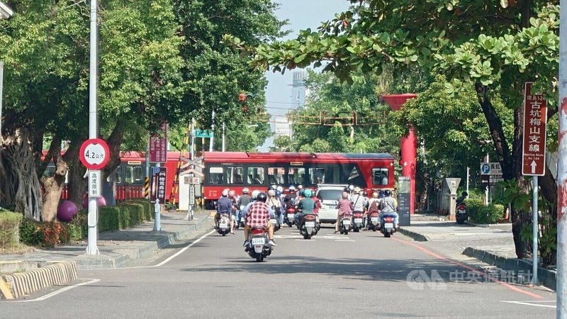 阿里山林鐵3月2日起實施訂票立即付款，改變之前訂票後2日內完成付款的規定，要減少退票率，增進收入。圖為阿里山火車經過嘉義市忠孝路平交道情景。中央社記者蔡智明攝　115年2月23日