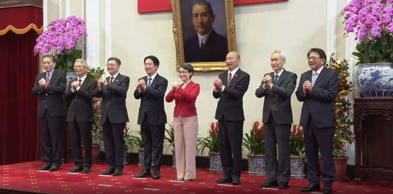 總統賴清德（左4）23日上午與與五院院長茶敘，監察院代理院長李鴻鈞（左1）、司法院代理院長謝銘洋（左2）、行政院長卓榮泰（左3）、副總統蕭美琴（右4）、立法院長韓國瑜（右3）和考試院長周弘憲（右2）與會。（總統府提供）