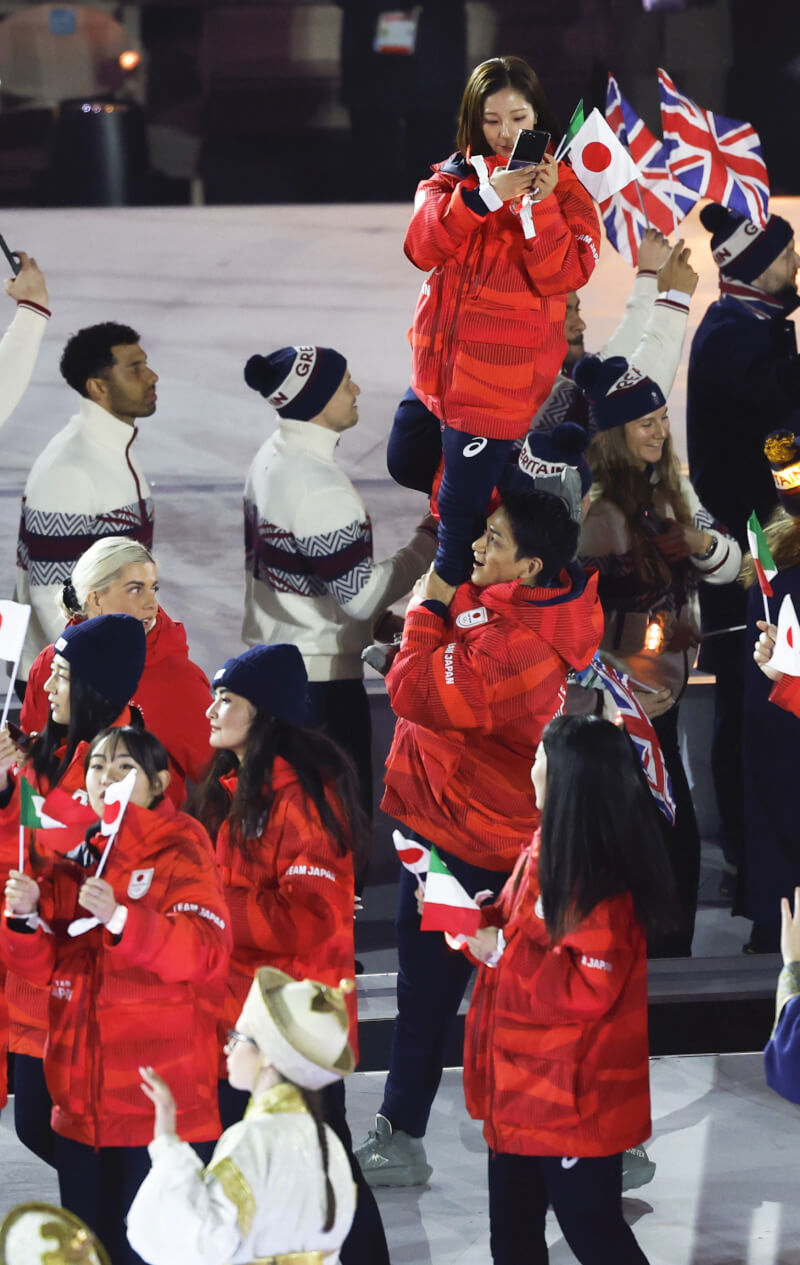 22日冬奧閉幕典禮中,木原龍一(下)將三浦璃來(上)高舉起來。(共同社)