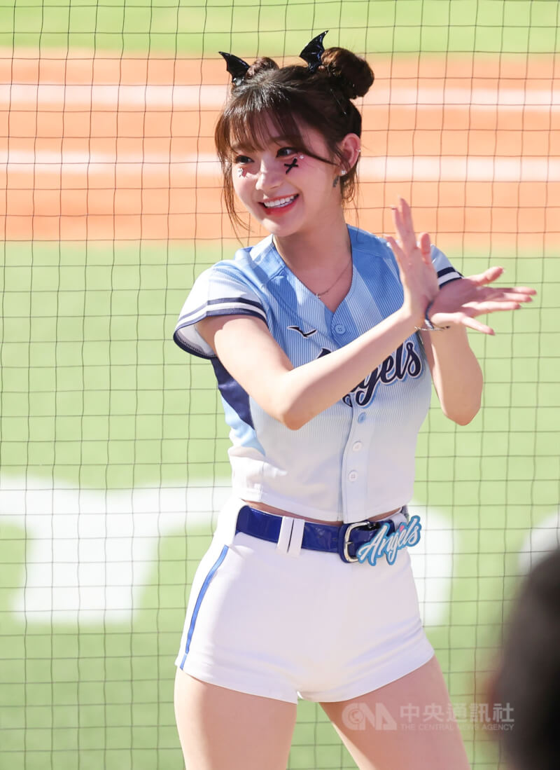 中華職棒富邦悍將啦啦隊Fubon Angels韓籍成員李珠珢在場邊應援。（中央社檔案照片）