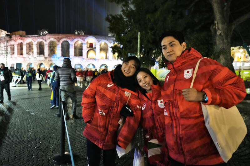 坂本香織(左)、三浦梨花(中)和木原龍一(右)22日微笑離開比賽場地。(共同社)