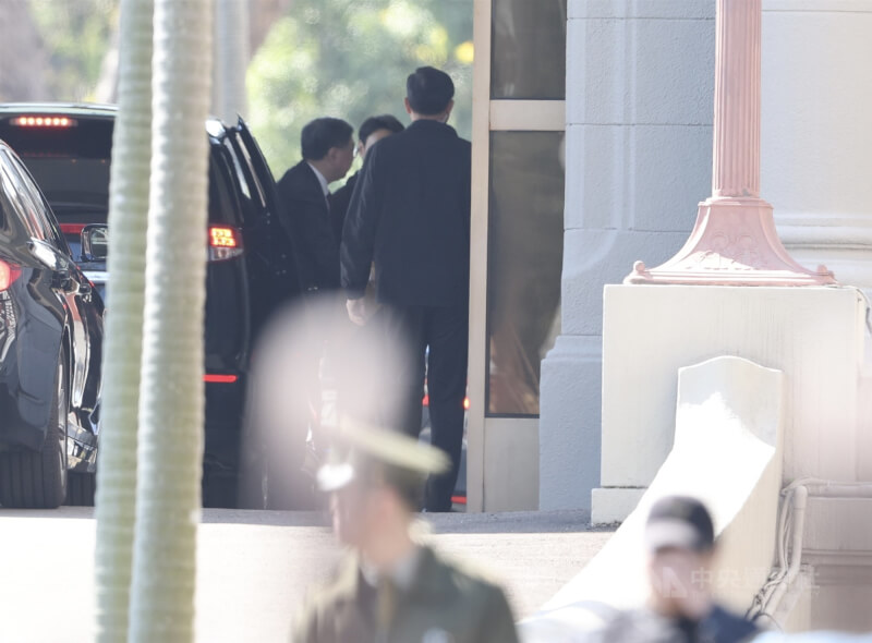 總統賴清德23日上午與五院院長在總統府舉行新春茶敘，圖為行政院長卓榮泰（左）應邀前往總統府。中央社記者趙世勳攝　115年2月23日