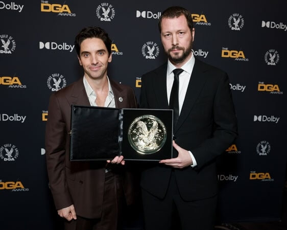 美聯社記者柴諾夫（右）執導紀錄片「距離安德里伊夫卡2公里」獲美國導演工會獎。（圖取自美國導演工會網頁dga.org）