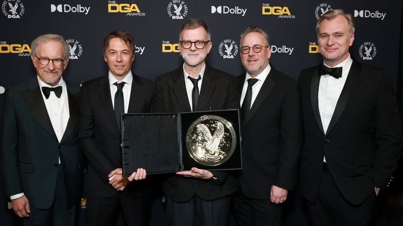 保羅湯瑪斯安德森（中）編導「一戰再戰」獲頒2025年美國導演工會獎，與史蒂芬史匹柏（左1）、頒獎人西恩貝克（左2）和導演工會主席克里斯多福諾蘭（右1）等人合影。（圖取自美國導演工會網頁dga.org）