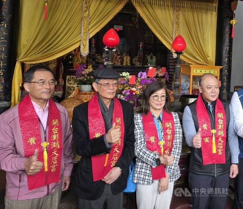 澎湖百世多麗花園酒店董事長藍俊昇（左2）23日返澎為大米龜開光，對於澎湖籌設第3家航空公司，他表示，目前進入籌備階段，未來不排除開放給澎湖人認股。中央社  115年2月23日