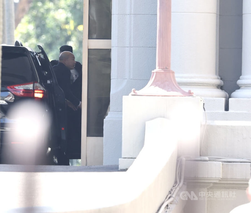 總統賴清德23日上午邀集五院院長在總統府舉行新春茶敘，圖為立法院長韓國瑜乘車抵達總統府。中央社記者趙世勳攝　115年2月23日