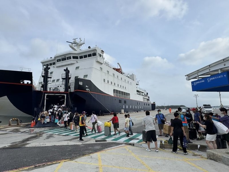 農曆春節連假期間海運平均每日載運1.8萬人次，較114年同期成長10%。圖為高雄-馬公航線疏運情形。（航港局提供）中央社記者余曉涵傳真　115年2月24日