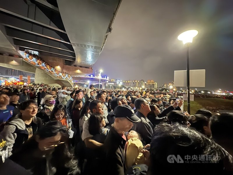 中國山西鐵花秀團隊24日晚間在2026新北燈會帶來精彩表演,許多攝影愛好者提早三重大都會公園卡位,人潮蔓延整個草坪,辰光橋上也擠滿民眾。中央社記者曹亞沿攝 115年2月24日