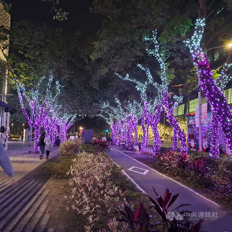 研調機構集邦科技指出，由於貴金屬、原物料與人工費用調漲，2026年第1季紫外光發光二極體（UV LED）價格獲得支撐，客製化產品甚至有機會季增5%。圖為台北街道燈飾。中央社記者潘智義攝　115年2月24日