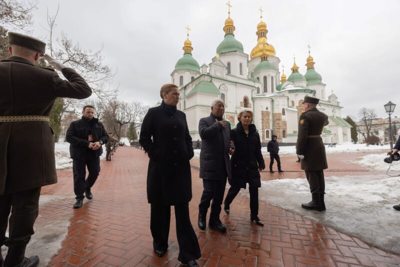 丹麥總理佛瑞德里克森（左）、歐盟理事會主席柯斯塔（中）、歐盟執行委員會主席范德賴恩（右）24日抵達烏克蘭基輔。（美聯社）