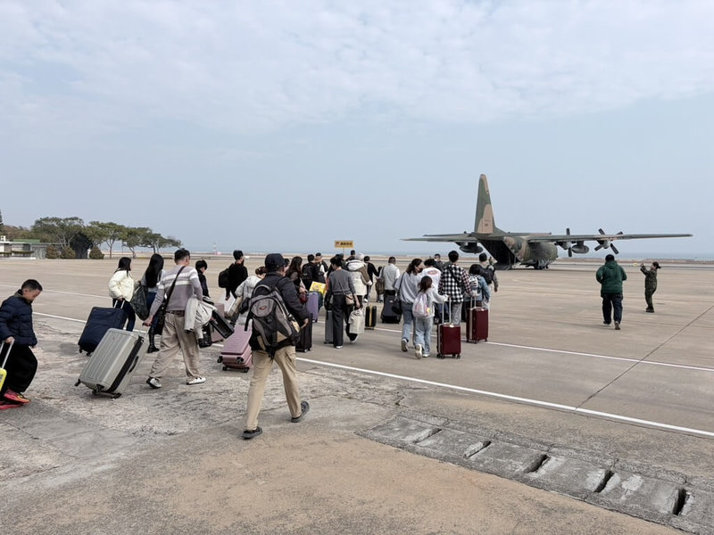 軍機及加班機支援，民航局表示，115年農曆春節期間離島平均每日載運1.8萬人次，較114年增加9%。圖為春節期間軍機支援疏運，協助旅客順利返鄉。（民航局提供）中央社記者余曉涵傳真　115年2月24日