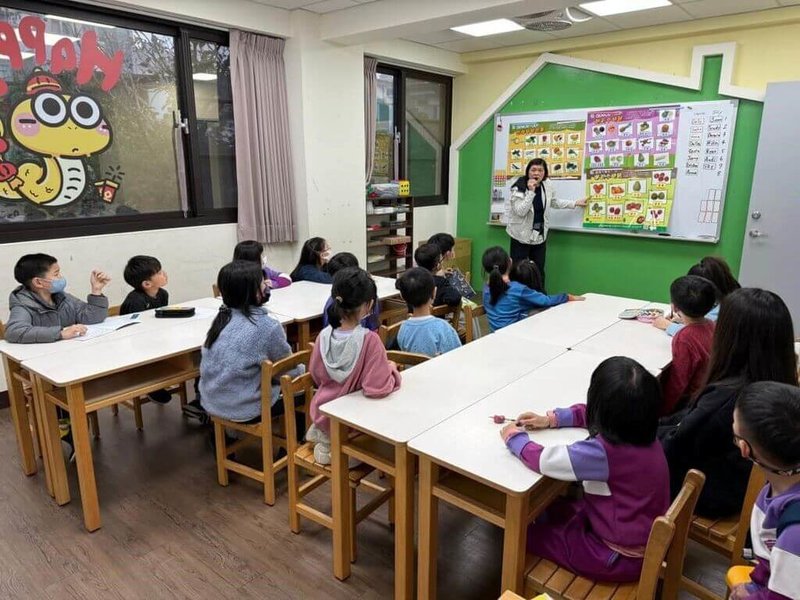新竹縣政府24日表示，推動縣立高中、國中小學校客語能力獎勵計畫，提供學校參加認證所需的報名費、交通、保險、工作費等補助。另為獎勵學生參與，如通過基礎級認證就發獎勵金1000元。（新竹縣政府提供）中央社記者郭宣彣傳真 115年2月24日