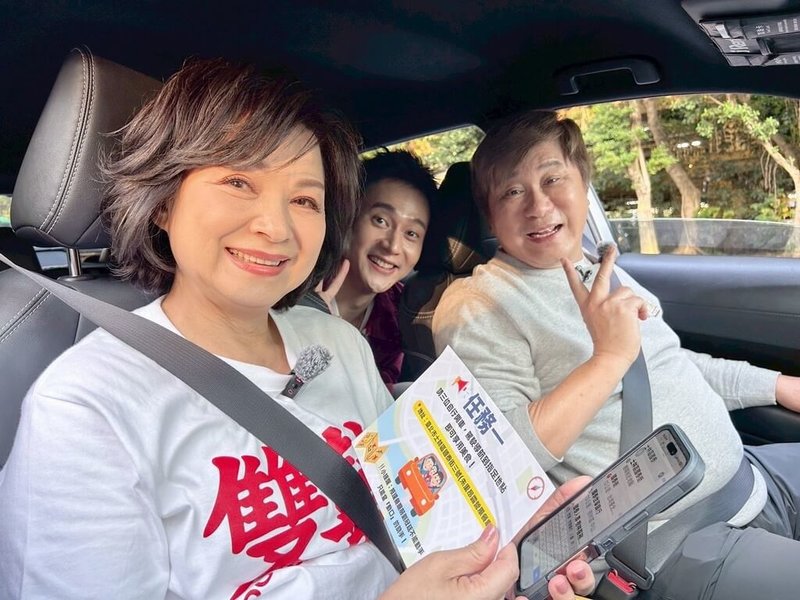 演員楊貴媚（左起）、劉冠廷為宣傳電影「雙囍」到藝人胡瓜（右1）的網路節目「下面一位」作客，胡瓜親自開車接待，3人也在車上分享辛苦闖蕩演藝圈的過往。（「下面一位」提供）中央社記者洪素津傳真　115年2月24日