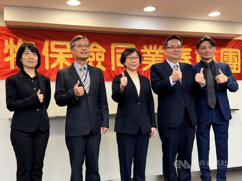 產險公會24日舉行新春團拜活動，圖為金管會保險局長王麗惠（中）、金管會保險局副局長陳清源（左2）、產險公會理事長陳萬祥（右2）、保發中心董事長黃泓智（右1）。中央社記者呂晏慈攝　115年2月24日