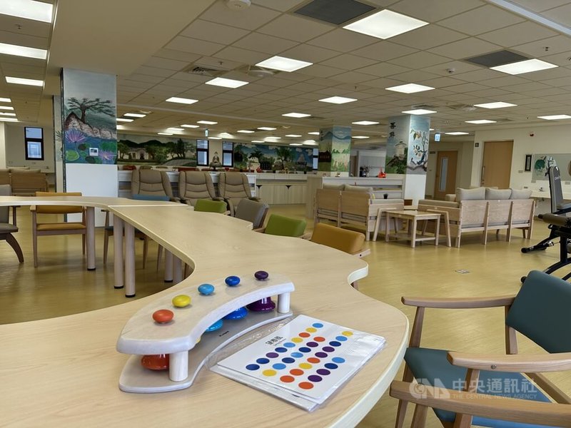 由慈濟基金會設立的「樂健康耆老學園」24日揭牌啟用,圖為學園2樓規劃為失智型日間照顧中心,可服務45名符合資格的長者。中央社記者李先鳳攝 115年2月24日