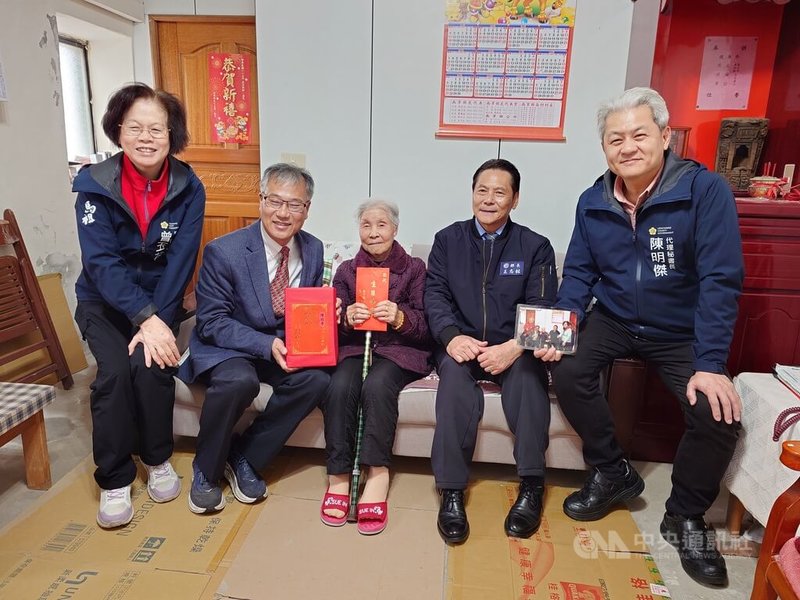 連江縣政府訂定「連江縣高齡老人壽誕日祝壽活動實施要點」，滿85歲且居住於南竿鄉者，由縣長於生日當天到府祝壽。日前連江縣長王忠銘（右2）前往102歲人瑞陳桂香（中）家中祝壽，陳桂香當場許願，希望有生之年能見總統一面。中央社記者潘欣彤攝　115年2月24日