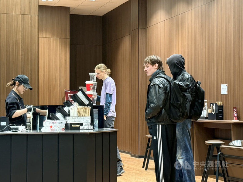 庫迪咖啡進軍國際同樣採低成本策略，柏林店面無特別裝潢，客群面向年輕人與大眾消費者。中央社記者林尚縈柏林攝　115年2月24日