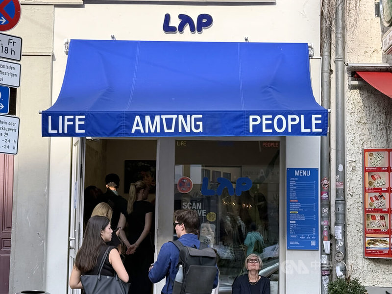 近年在德國快速擴張的本土連鎖咖啡品牌Lap Coffee在受消費者歡迎同時，也受到不少質疑。批評者憂心這種快速擴張的低價連鎖咖啡，壓縮獨立咖啡店經營空間，改變當地咖啡文化。中央社記者林尚縈柏林攝　115年2月24日