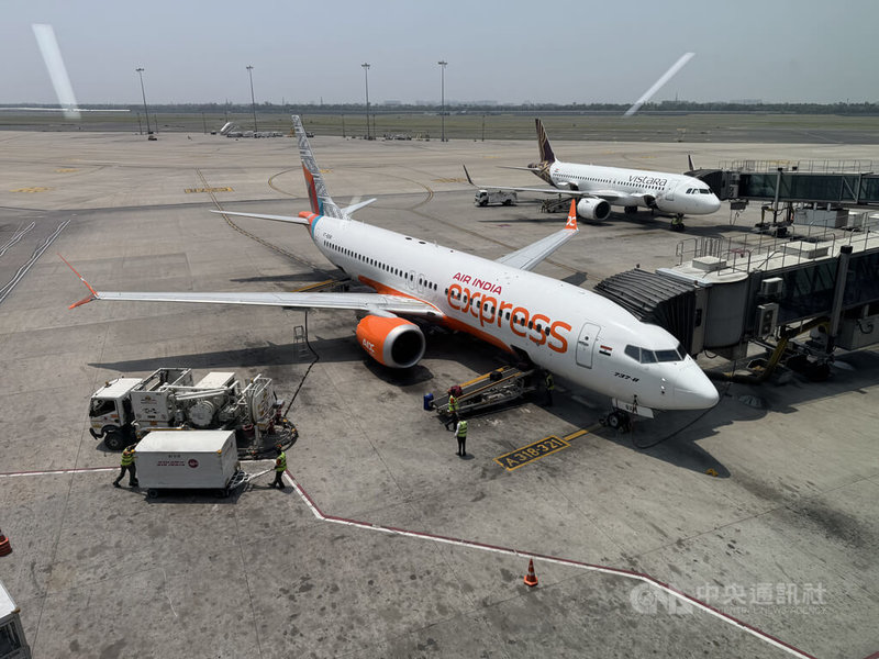 印度春天重要的大節日荷麗節（Holi）將至，許多到外地工作的民眾準備返鄉與家人團聚，幾條主要航線的機票價格，在假期前後上漲了185%，部分航線的單程票價更已飆到近2萬盧比。圖為在印度新德里英蒂拉．甘地國際機場（Indira Gandhi International Airport）準備載客的飛機。中央社記者李晉緯新德里攝　115年2月24日