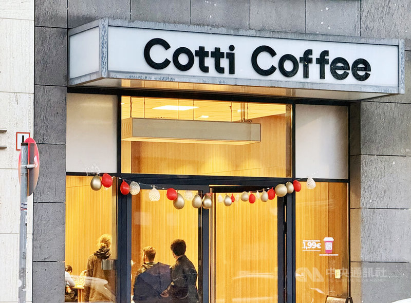 中國連鎖品牌庫迪咖啡（Cotti Coffee）年初進軍德國，在柏林等大城市一舉開設多家門市，主打低價咖啡，吸引當地消費者。圖為2月中開幕的柏林門市。中央社記者林尚縈柏林攝　115年2月24日