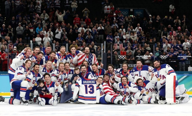 美國冰球冬奧奪金　球員舉已故隊友球衣與遺孤合照共享榮耀