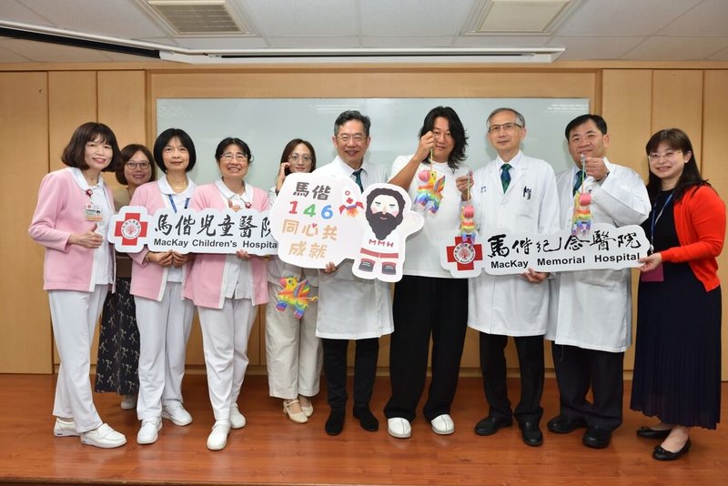 「韓哥」姜成鎬（右4）24日造訪馬偕兒童醫院，與馬偕醫療團隊們一同手提繽紛的馬年小提燈亮相，為新春注入平安與健康的祝福。（馬偕醫院提供）中央社記者沈佩瑤傳真　115年2月24日